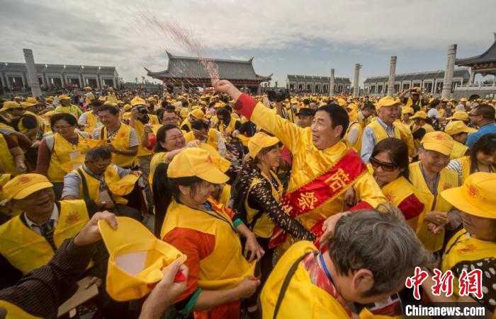 每年的世界客屬石壁祖地祭祖大典吸引著眾多海內(nèi)外客屬前來參加。　三明市委宣傳部供圖