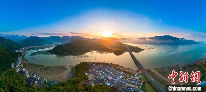 溪邳村背山靠海，風光旖旎。(資料圖) 吳慶堂 攝